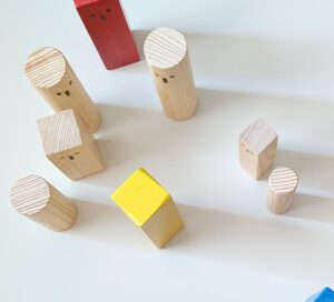 Gruppierte Holzfiguren als Symbol für Supervision und Coaching